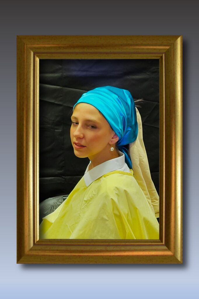 Ti Scrivo una Canzone Legale
Giornata Legalità Spettacolo Evento
Canzone Nu Munn Onest
Immagine Tableaux Vivant.
La Ragazza col turbante, anche conosciuta come Ragazza con l'orecchino di perla, è un dipinto a olio su tela di Jan Vermeer