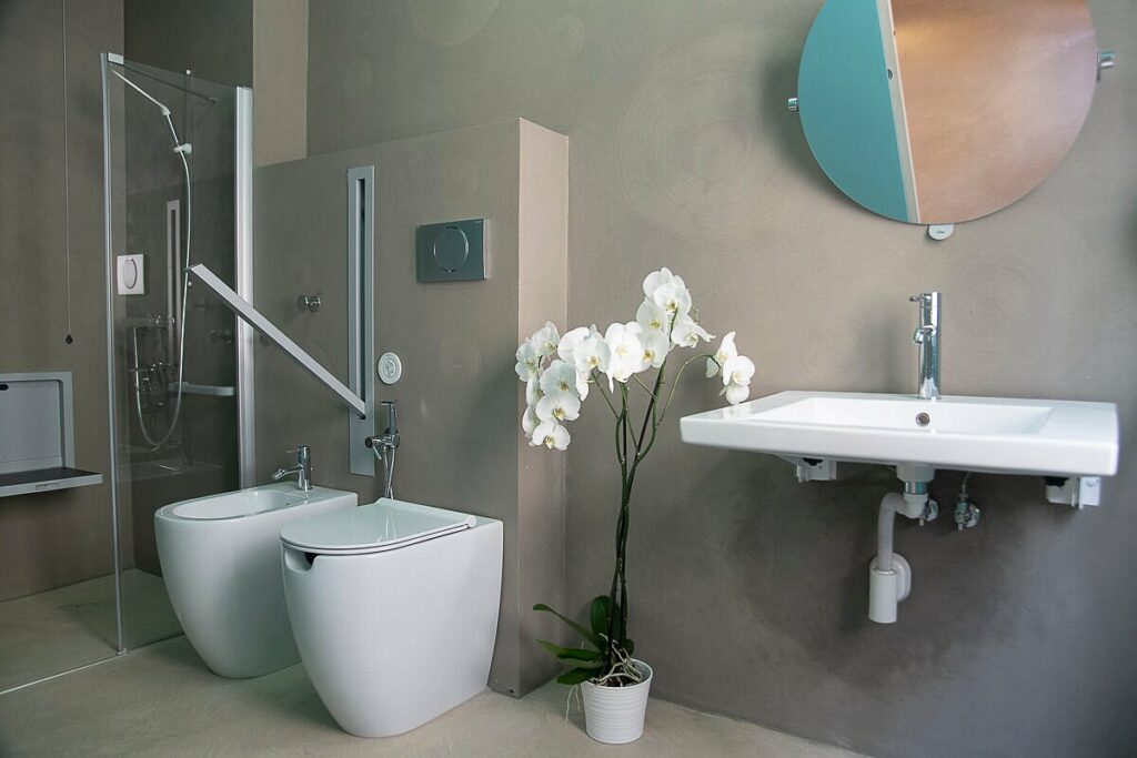 Hotel Bolivar Bagno Accessibile e Attrezzato con lavabo e specchio regolabili, con maniglioni e doccia filo pavimento con sediolino a scomparsa