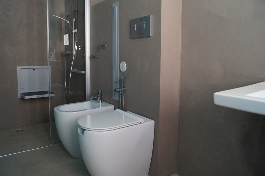 Hotel Bolivar Bagno Accessibile e Attrezzato con lavabo e specchio regolabili, con maniglioni e doccia filo pavimento con sediolino a scomparsa