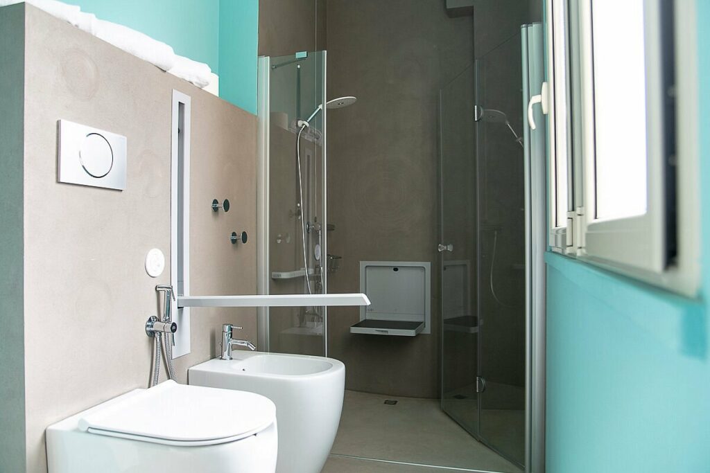 Hotel Bolivar Bagno Accessibile e Attrezzato con lavabo e specchio regolabili, con maniglioni e doccia filo pavimento con sediolino a scomparsa