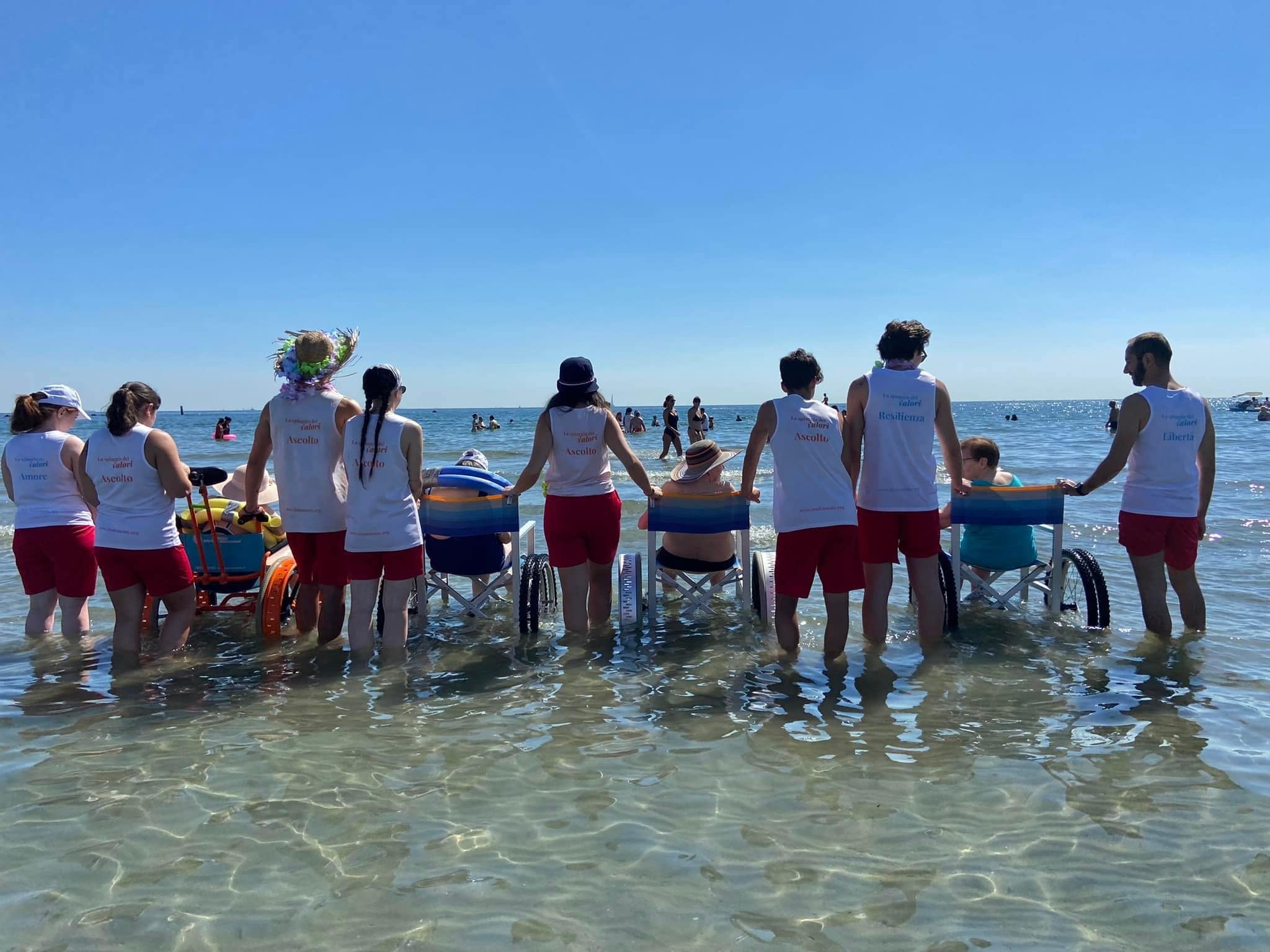 La Spiaggia dei Valori Insieme a Te Ospiti con Disabilità in mare con i Volontari