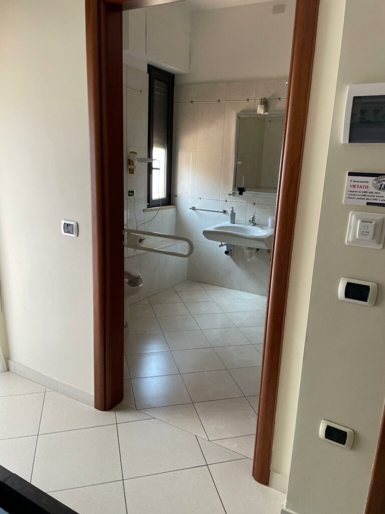 B&B Armony 111 Gioia Tauro Camera con bagno attrezzato per Ospiti con Disabilità