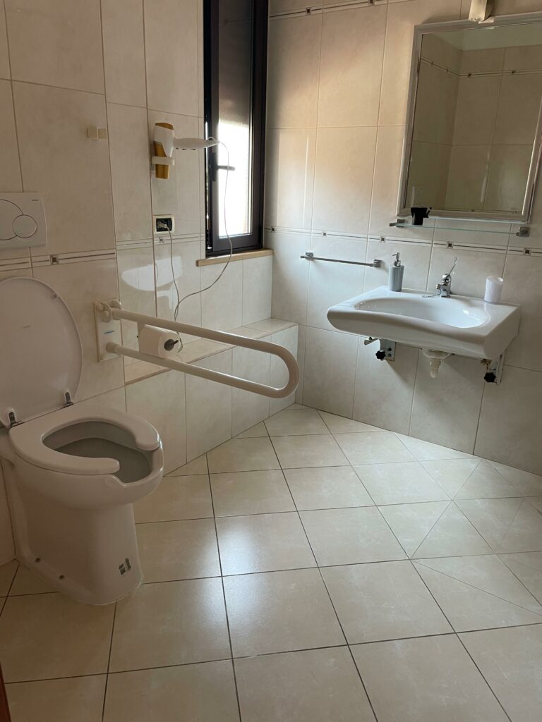 B&B Armony 111 Gioia Tauro Camera con bagno attrezzato per Ospiti con Disabilità